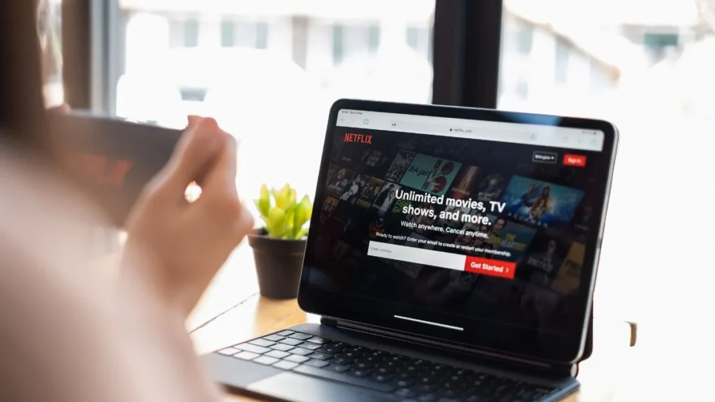 Enjoying Modern Family Netflix country after successfully connecting with TurisVPN